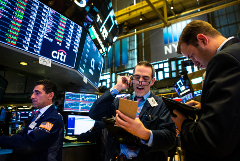 Индексы США выросли после подъема акций потребительских и технологических компаний