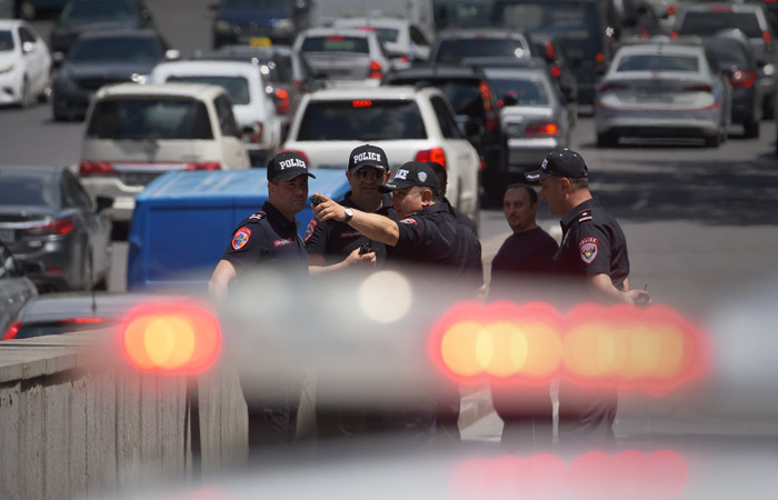 В Ереване начались столкновения оппозиции с полицией