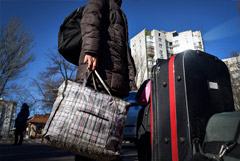 В Думу внесли законопроект об отмене требования к беженцам сдавать паспорт