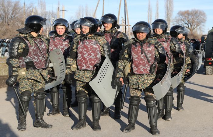 Полицейские в казахстанском Актобе отказались задерживать протестующих