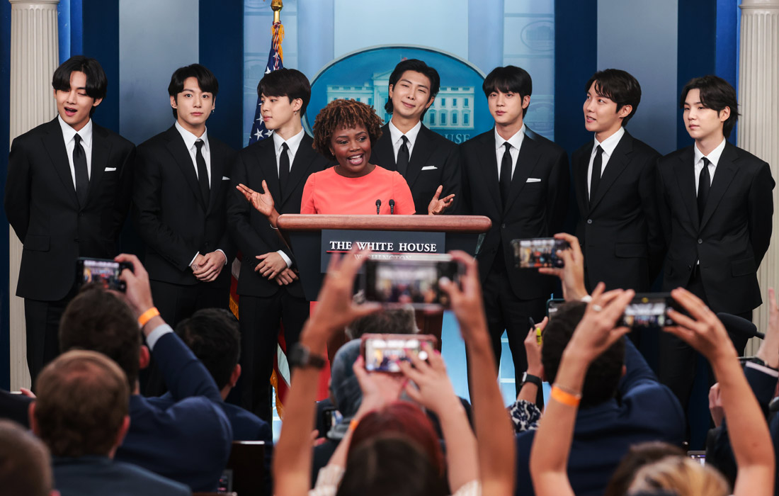 Южнокорейская группа BTS выступила на ежедневном брифинге в Белом доме. Темой стала дискриминация азиатского населения в США.