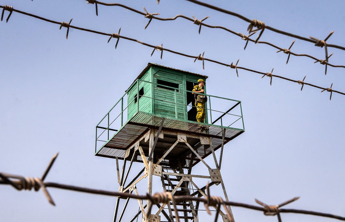 Пограничники Киргизии сообщили о переброске Таджикистаном тяжелой техники к границе