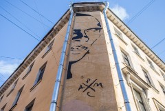 Петербуржцы сообщили о закрашивании граффити с Хармсом на доме писателя