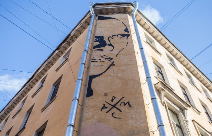 Петербуржцы сообщили о закрашивании граффити с Хармсом на доме писателя