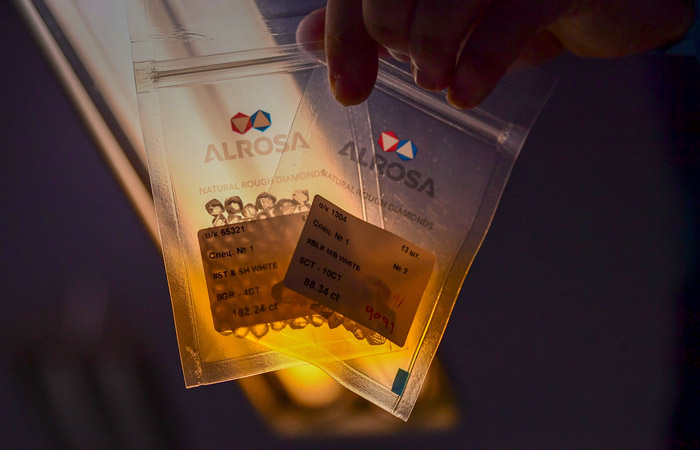 De Beers повысила цены на мелкие алмазы из-за дефицита на фоне санкций к "АЛРОСА"