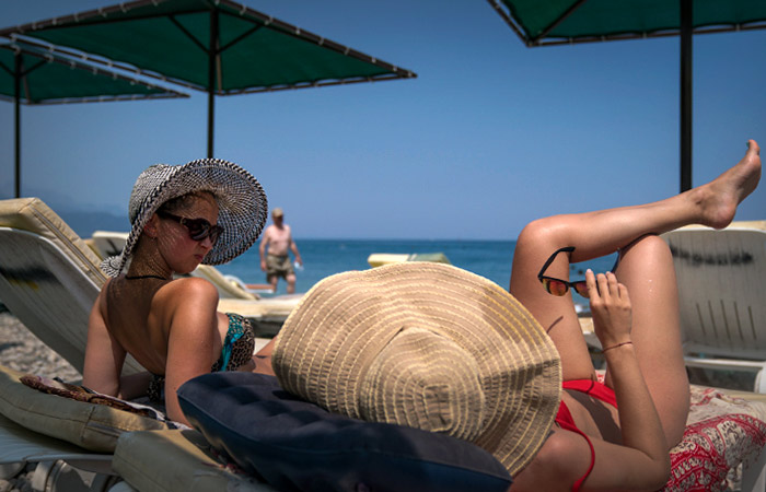 Российские туристы раскупили места на рейсах в Турцию до середины лета