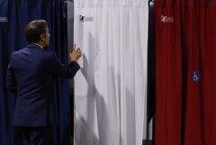 Союз Меланшона немного опережает партию Макрона в первом туре выборов во Франции