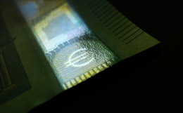 Евро упал ниже 59 руб. впервые с 25 мая