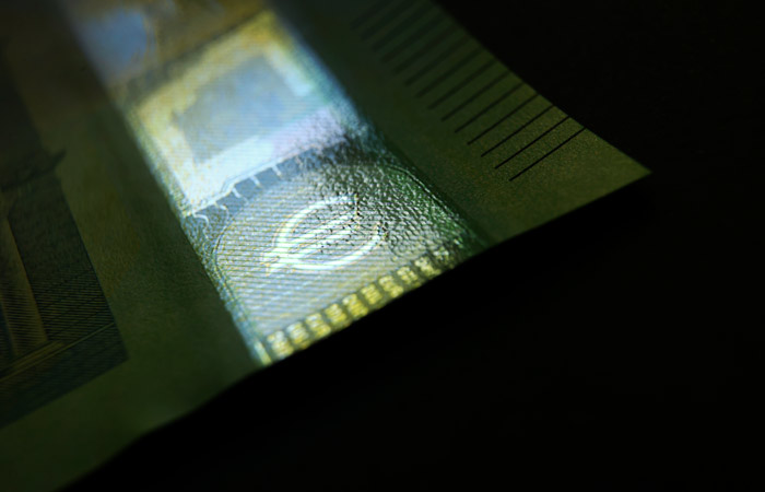 Евро упал ниже 59 руб. впервые с 25 мая