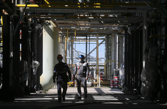 Новак сообщил, что переработка нефти в РФ в 2022 году может упасть на 10%