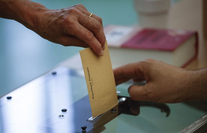 Коалиция Макрона теряет абсолютное большинство по итогам второго тура выборов