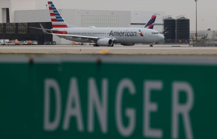 Три человека пострадали при возгорании самолета в США во время посадки