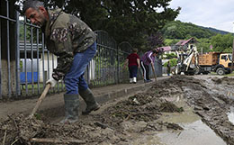 В Сочи приостановили до утра поиск в море пропавших во время шторма туристов