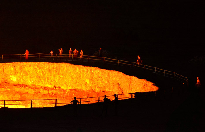 В НИИ "Туркменгаза" нашли способ взять под контроль выбросы из кратера "Врата ада"