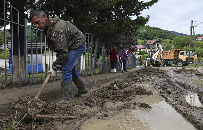 В Сочи приостановили до утра поиск в море пропавших во время шторма туристов