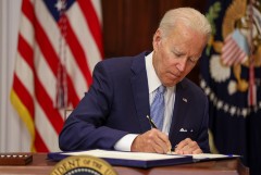 Байден подписал закон об ужесточении контроля за стрелковым оружием в США