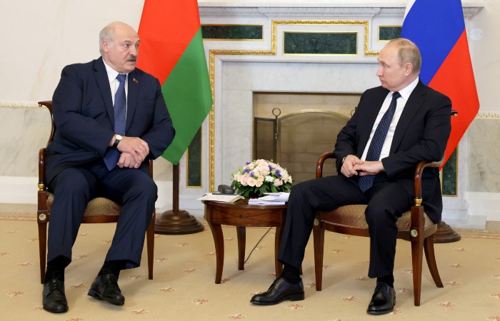 Путин сообщил Лукашенко о принятом решении передать Белоруссии комплексы "Искандер-М"