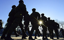 В Думе отложили рассмотрение поправок о службе по контракту для выпускников