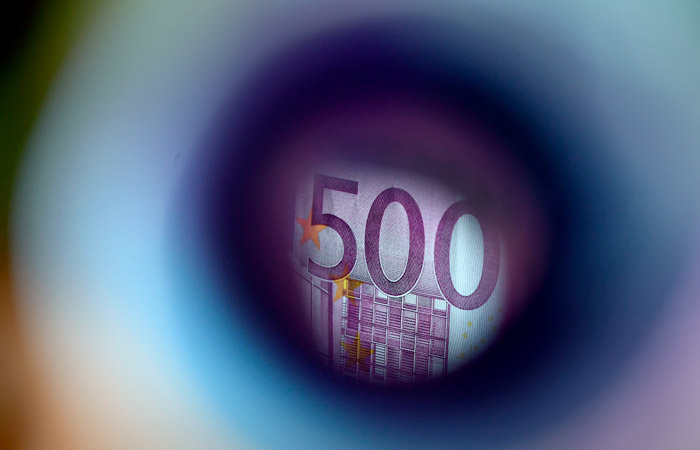 Курс евро опустился ниже 53 рублей впервые с апреля 2015 года