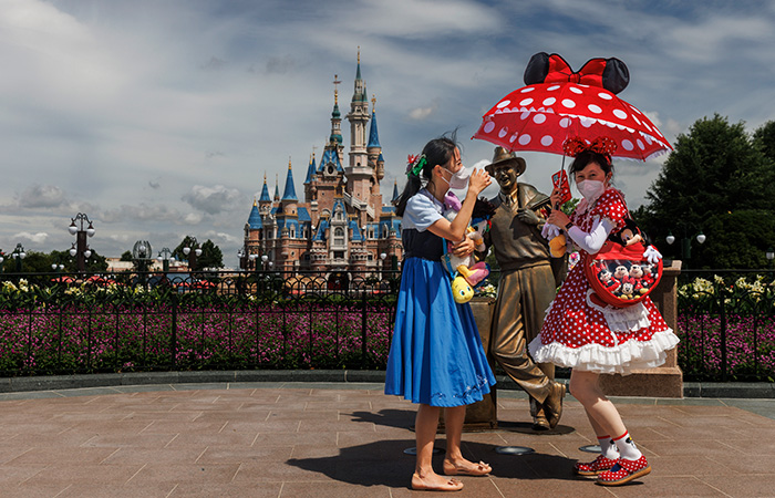 В Шанхае снова открыли Диснейленд и разрешили работать ресторанам