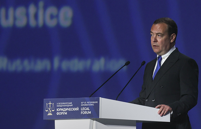 Медведев заявил о необходимости экономического ответа на запрет транзита в Калининград