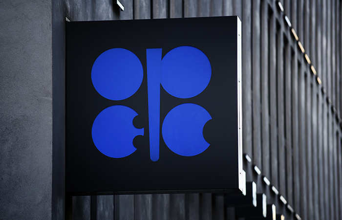 ОПЕК+ решила снизить квоты на добычу нефти в ноябре на 2 млн б/с