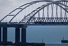 Власти объяснили задымление у Крымского моста учениями
