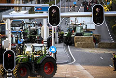 В Нидерландах протестующие против властей фермеры заблокировали оптовые продуктовые базы