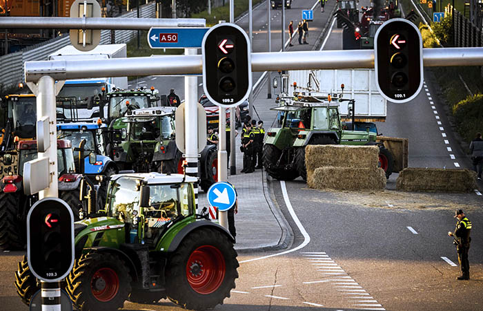 В Нидерландах протестующие против властей фермеры заблокировали оптовые продуктовые базы