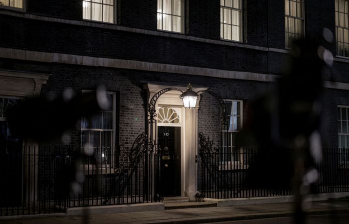 В Великобритании вслед за двумя министрами в отставку подали еще ряд консерваторов