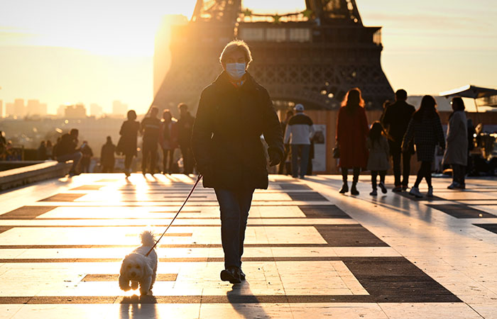 Франция из-за роста заболеваемости COVID-19 может ввести санитарные пропуска на границах