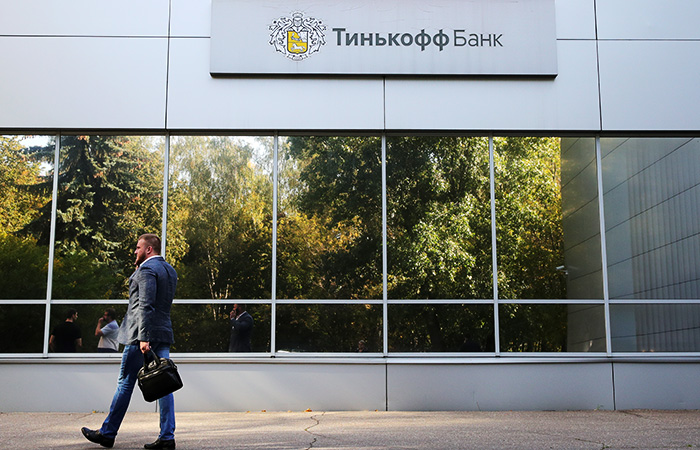 Тинькофф банк приостановил SWIFT-переводы, но пока "он такой один". Обобщение