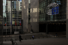 Европарламент выступил решительнее Еврокомиссии в переводе авиации на экологичное топливо