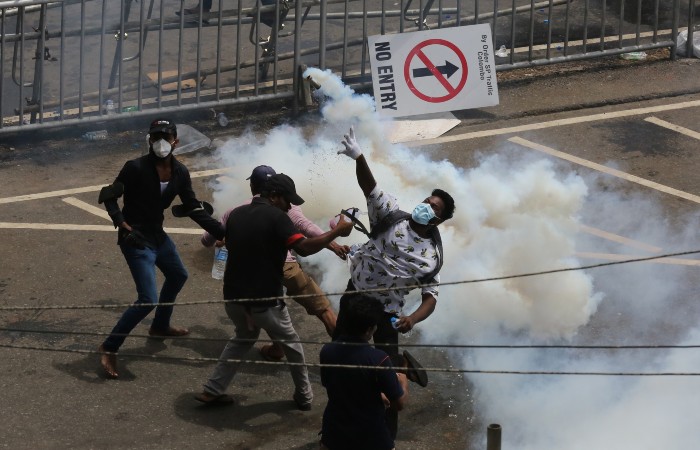 Протестующие ворвались в резиденцию президента Шри-Ланки