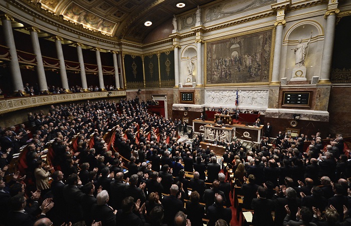 Национальное собрание Франции отвергло вотум недоверия премьер-министру