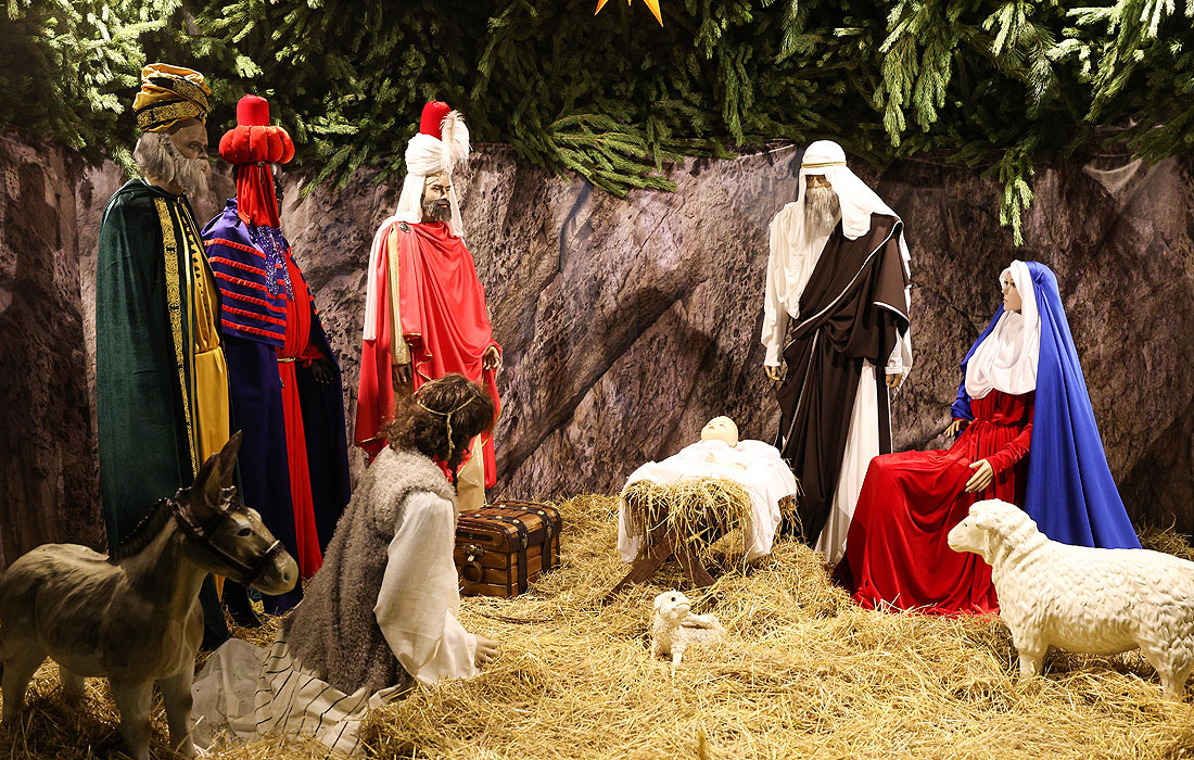 В Ростове-на-Дону. Рождественский вертеп в кафедральном соборе Рождества Пресвятой Богородицы