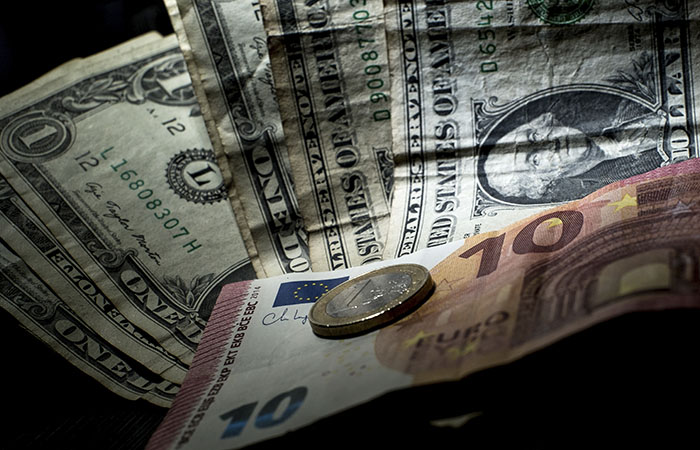 ЦБ РФ разрешил "недружественным" банкам куплю-продажу одной валюты в обмен на другую