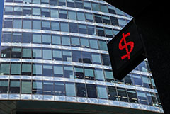 Рубль растет к доллару и евро в условиях подготовки к пику налоговых выплат