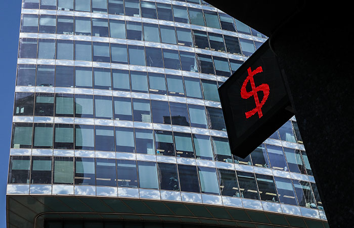 Рубль растет к доллару и евро в условиях подготовки к пику налоговых выплат