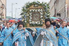 Православные христиане отмечают день Казанской иконы Божьей Матери