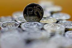 Рубль сильно упал к доллару и евро в начале торгов