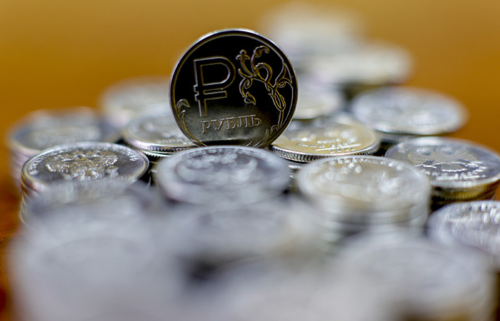 Рубль сильно упал к доллару и евро в начале торгов