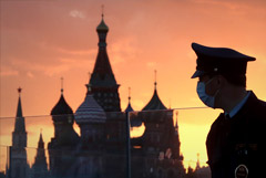 Кремль напомнил о праве россиян самим принимать меры защиты от COVID-19