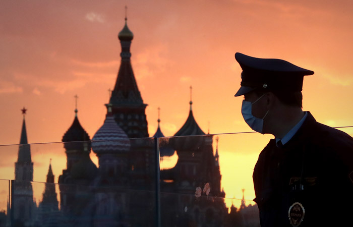 Кремль напомнил о праве россиян самим принимать меры защиты от COVID-19