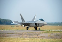 США перебросили в Польшу шесть истребителей пятого поколения F-22