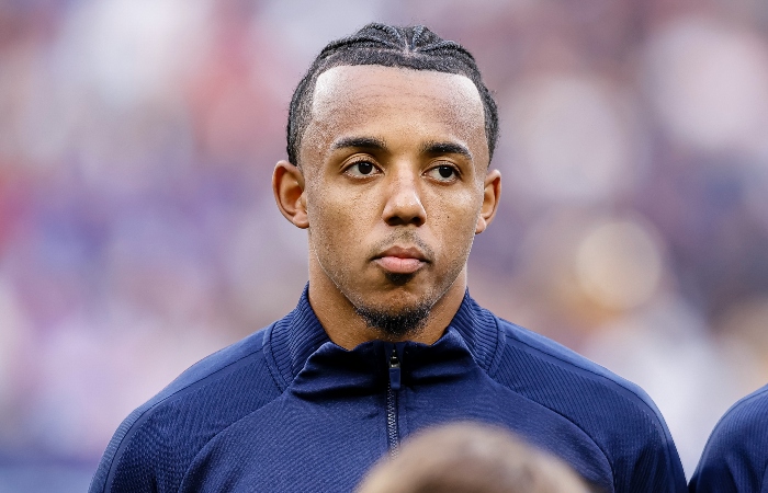 Футбольный клуб "Барселона" договорился о трансфере защитника Жюля Кунде