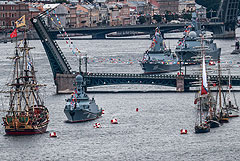 Главный военно-морской парад начался в Санкт-Петербурге