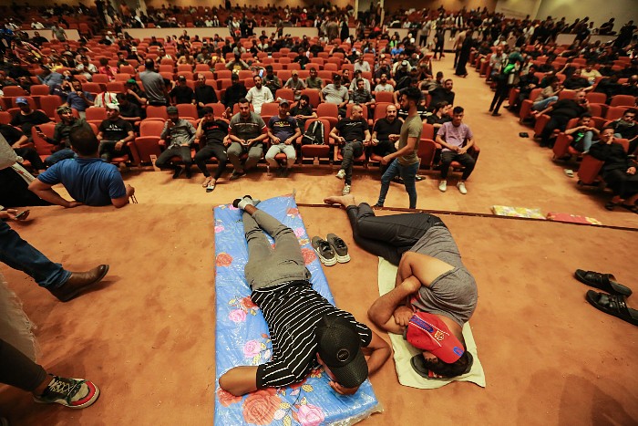 Протестующие в Ираке удерживают здание парламента второй день подряд