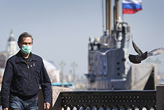 Роспотребнадзор посоветовал гражданам из уязвимых групп носить маски в людных местах