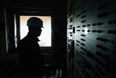 Нефть Brent подешевела до $99 за баррель после резкого снижения накануне